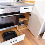 New Modern & Cozy With Free Private Parking And Ev Charging Station アパート *