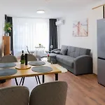 New Modern & Cozy With Free Private Parking And Ev Charging Station Apartment